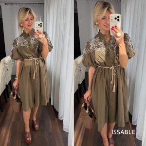 Sukienka Szmizjerka z haftami khaki z paskiem 